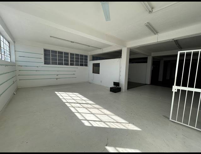 500M² BUILDING TO LET IN WOODSTOCK